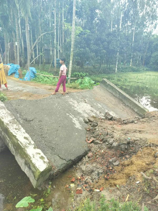 কাউনিয়ায় পাকা রাস্তার কালভার্ট ভেঙ্গে ঝুকি যানবাহন চলাচলে ঘটছে দুর্ঘটনা