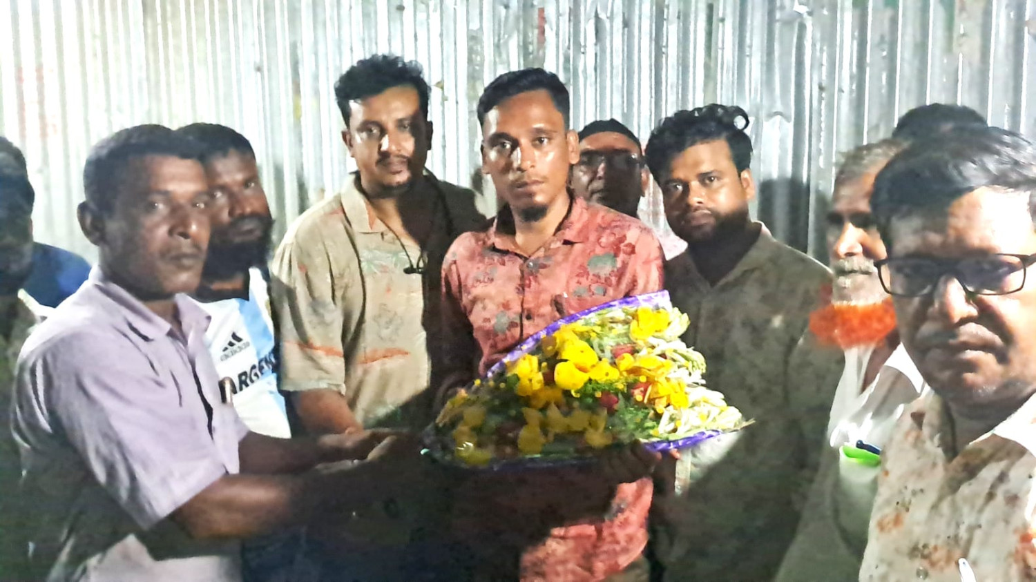 আলফাডাঙ্গা মডেল প্রেসক্লাবের সভাপতি নির্বাচিত হওয়ায় ইমরান মোল্লাকে এলাকাবাসী ও বন্ধু মহলের সংবর্ধনা।