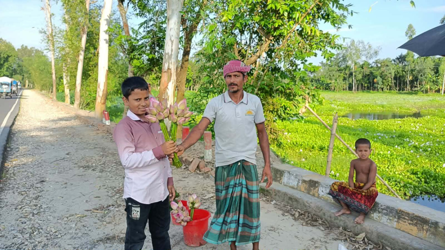 কাউনিয়ায় বিলের পদ্ম ফুলের সৌন্দর্যে চোখ আটকে যাচ্ছে দর্শণার্থীদের