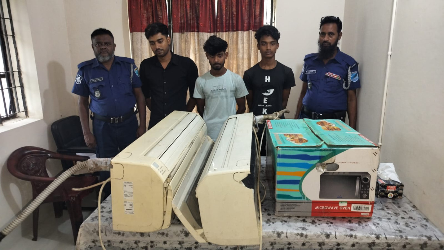 আলফাডাঙ্গায় চুরির মামলায় তিন সন্দেহভাজন গ্রেফতার, চোরাই মালামাল উদ্ধার