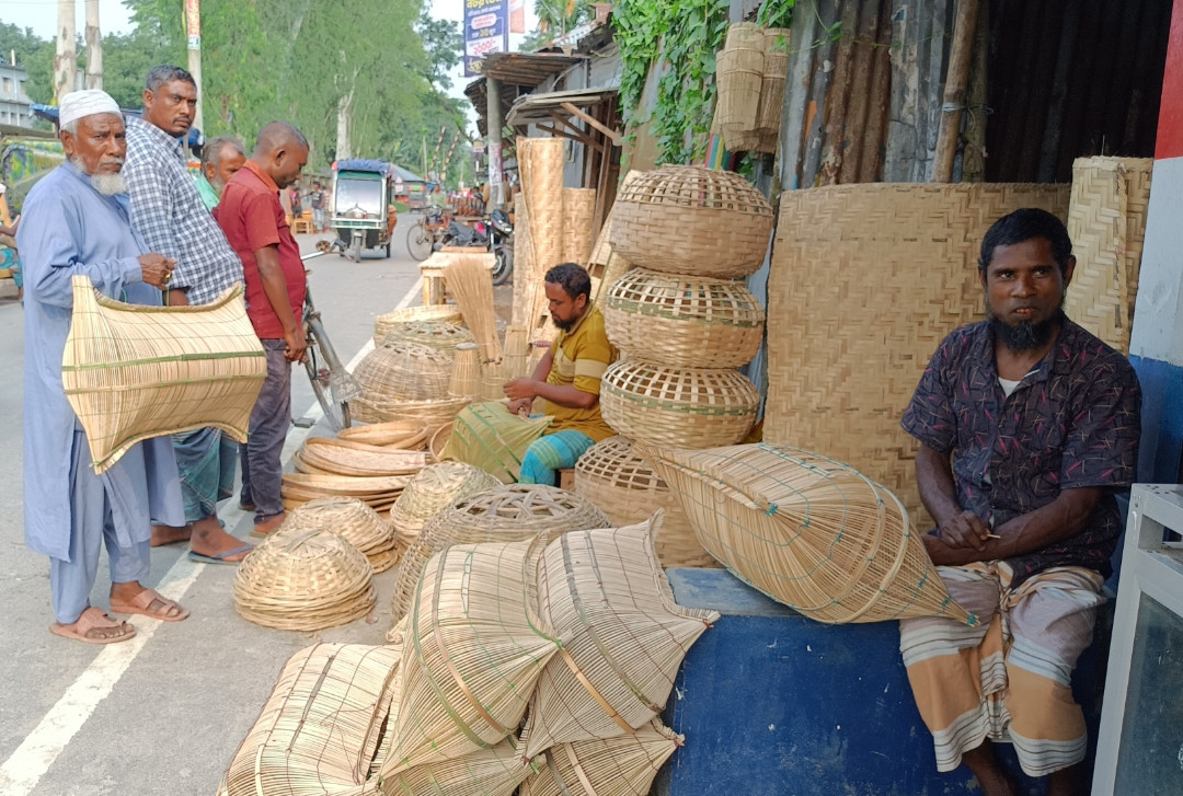 বর্ষার আগমনে কাউনিয়ায় ছোট মাছ ধরার বাঁশের চাঁইয়ের কদর বেড়েছে