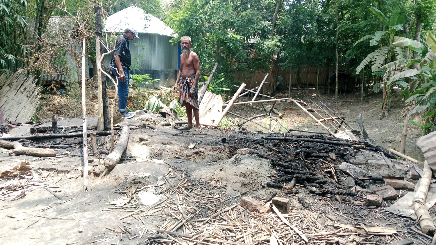 বোয়ালমারীতে আগুনে পুড়ে কৃষকের স্বপ্ন ছাই, রাতারাতি নিঃস্ব পরিবার
