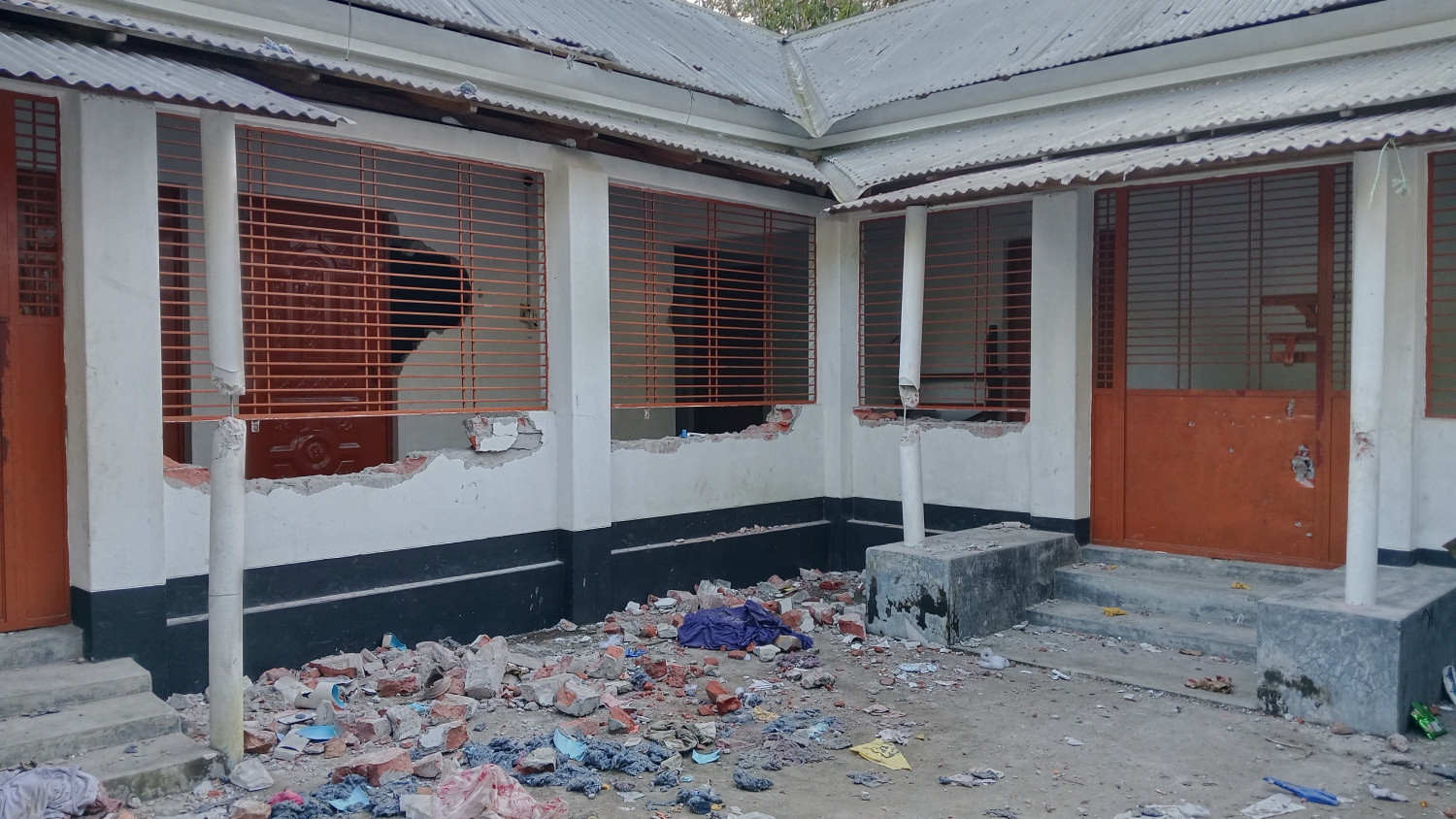 বোয়ালমারীতে চেয়ারম্যানের ভাইয়ের বাড়িতে ব্যাপক ভাঙচুর-এলাকাজুড়ে চরম আতঙ্ক, মুখ খুলতে ভয় পাচ্ছেন স্থানীয়রা
