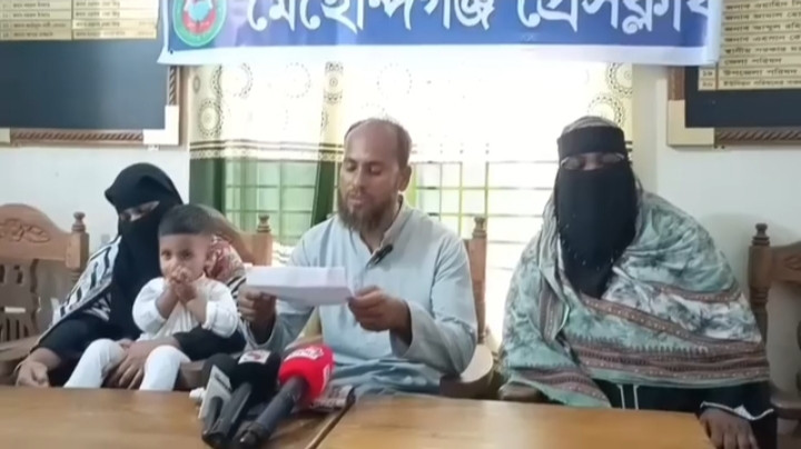 মেহেন্দিগঞ্জে জমি ও বসতবাড়ি দখলের অভিযোগ, প্রতিকার চেয়ে সংবাদ সম্মেলন