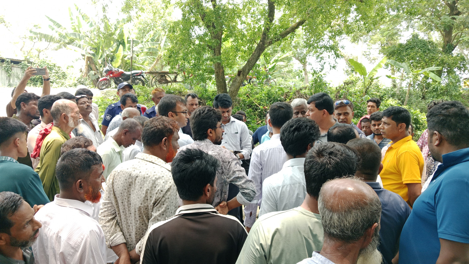 ফরেস্টার দ্বীন ইসলামের নেতৃত্বে গাছ কাটার অভিযোগ- নামে মাত্র উদ্ধার, গাছের কাণ্ড পাচারের অভিযোগে তদন্তে প্রশাসন