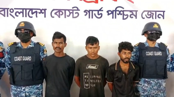সুন্দরবনে কোস্ট গার্ডের অভিযানে করিম শরীফ বাহিনীর সঙ্গে বন্দুকযুদ্ধ, আটক ৩