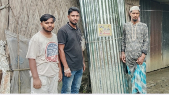 বোয়ালমারীতে অসহায় আকরাম মল্লিককে তিন বান্ডিল টিন ও নগদ অর্থ প্রদান
