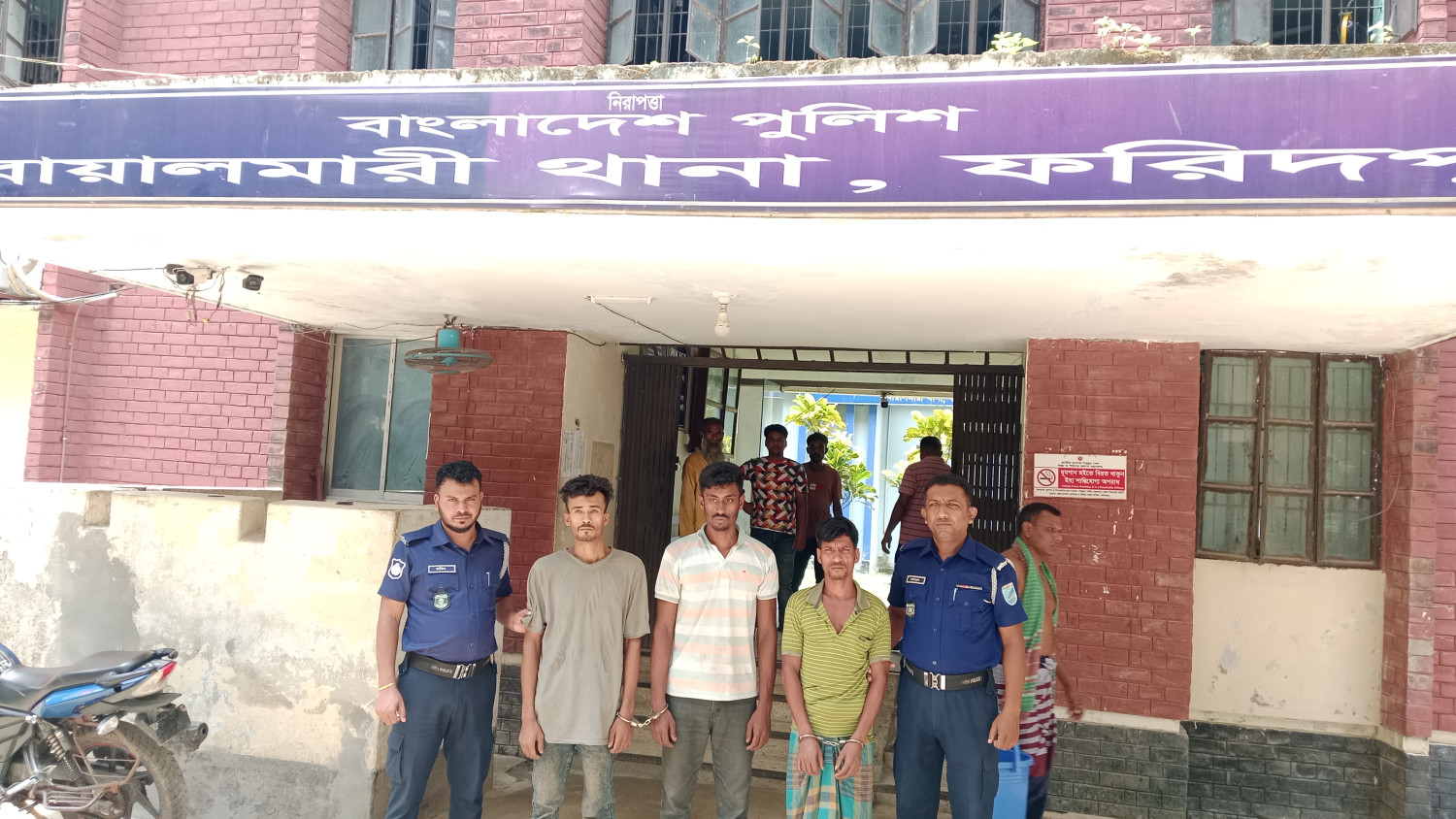 মাদকের বিরুদ্ধে জিরো টলারেন্স নীতি গ্রহণের পরই বোয়ালমারীতে তিন মাদক কারবারি আটক