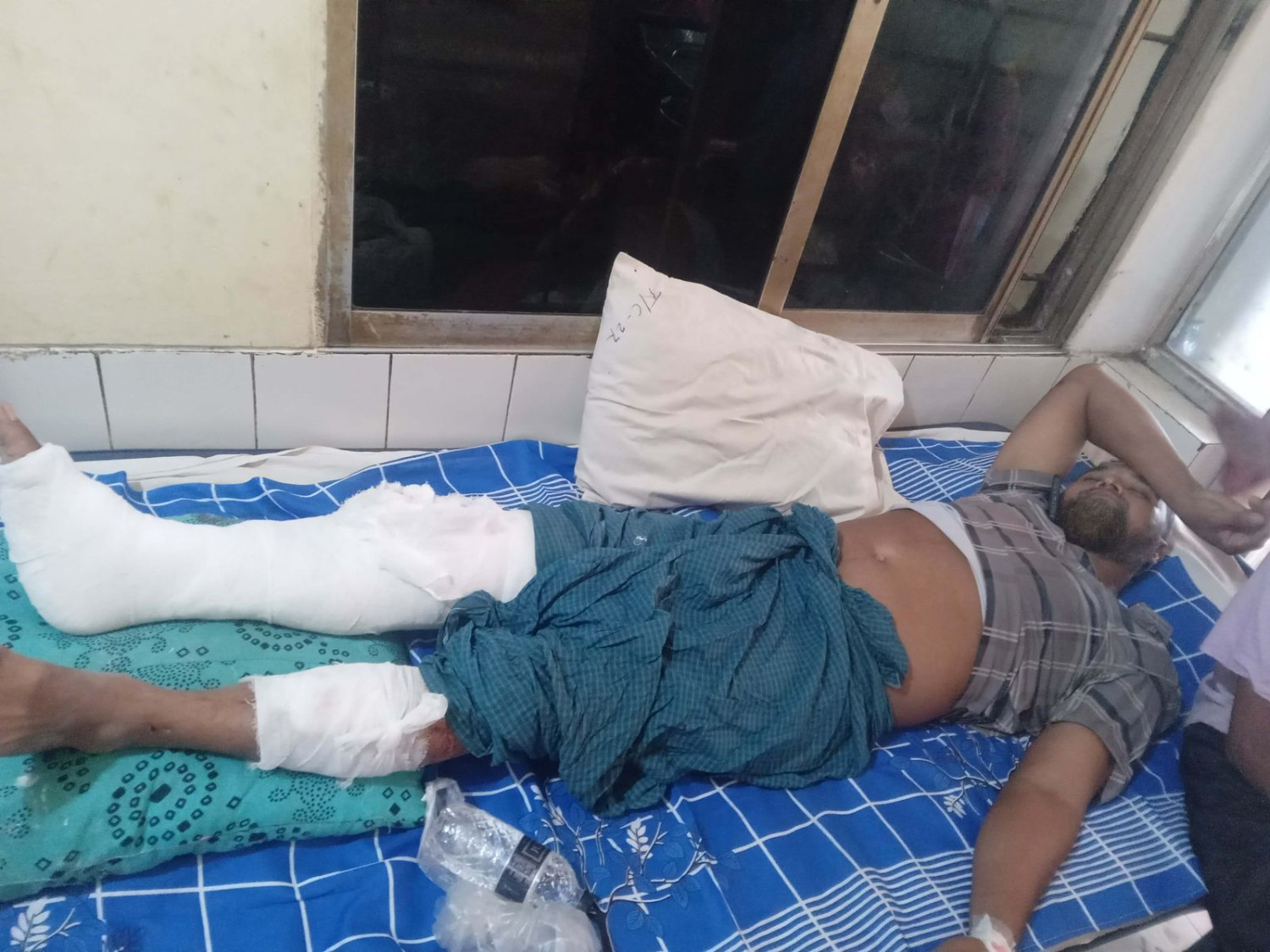 বোয়ালমারীতে ব্যবসায়ীকে কুপিয়ে জখম   টাকা ছিনতাই