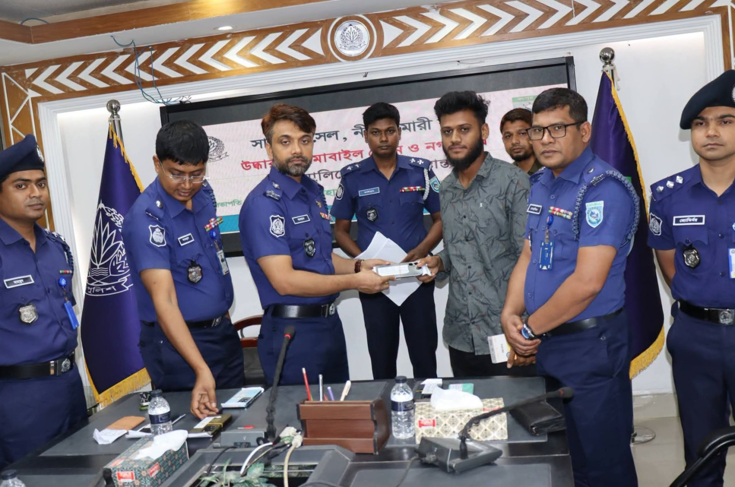 নীলফামারীতে সাইবার সেলের সাফল্য: উদ্ধার ২০ হারানো মোবাইল ফোন ও ‘নগদ’-এ ভুলে পাঠানো ৯ হাজার টাকা মালিকদের হাতে তুলে দিল জেলা পুলিশ
